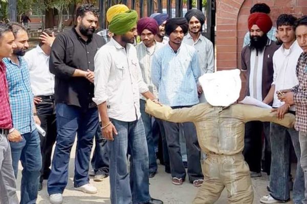 Punjabi University Contract Teachers Burn Effigy of Vice-Chancellor