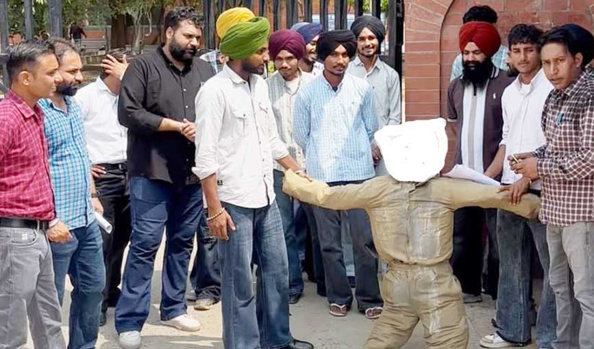 Punjabi University Contract Teachers Burn Effigy of Vice-Chancellor